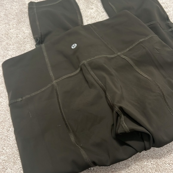 Lululemon wonder under 3/4 leggings- EUC - size 6 - Picture 4 of 7
